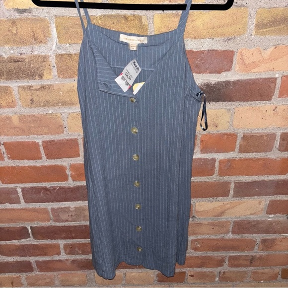 Monteau Dresses & Skirts - NWT Monteau Gray Pinstriped Dress